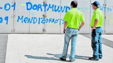 <b>LEMAS. </b>Esta es una de las pintadas del fondo de Cervantes, con las que amaneció Mendizorroza .