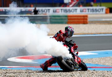 Enea Bastianini intentó volver a carrera tras su caída, pero una humareda empezó a salir de su moto y los comisarios fueron rápidamente a extinguir el fuego que se produjo en la Ducati tras la caída.