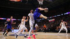 Vincent Poirier, pívot del Madrid, defiende en la final de la Copa del Rey 2024.