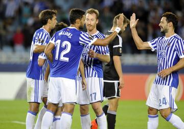 3-0. Los jugadores de la Real celebraron el tercer gol de Skelvik en propia puerta.