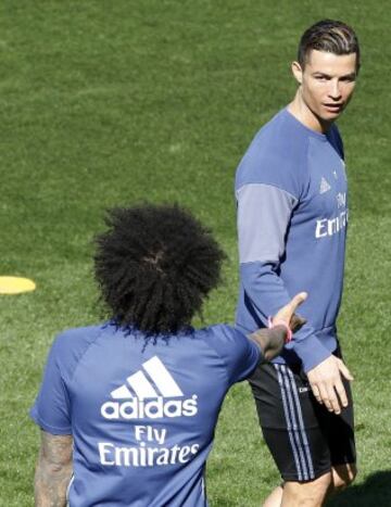 Gran ambiente entre los jugadores del Real Madrid durante el entrenamiento.
