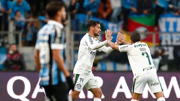 Gustavo Scarpa (2-R) of Brazil&#039;s Palmeiras celebrates with teammate Dudu after scoring against Brazil&#039;s Gremio during a Copa Libertadores football match at the Arena do Gremio stadium in Porto Alegre, Brazil, on April 20, 2019. (Photo by ITAMAR 