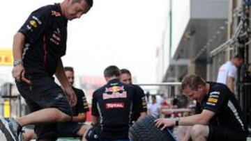 <b>PREPARADOS. </b>En Red Bull supervisaban ayer los neumáticos.