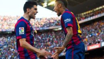 Bartra celebra con Neymar.