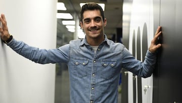 Javier Fernández posa para una entrevista en la Agencia EFE.