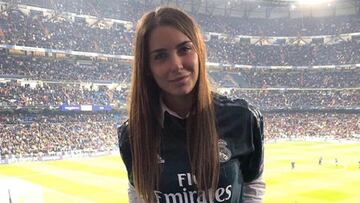 La periodista deportiva argentina Mina Bonino con la camiseta del Real Madrid en el Santiago Bernab&eacute;u.