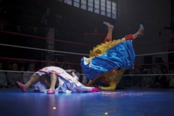 Momento de lucha entre cholitas.