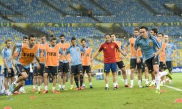 Busquets y Xavi.