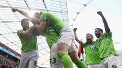 Futbolistas del Wolfsburgo celebran uno de los tres tantos anotados por Mario G&oacute;mez.