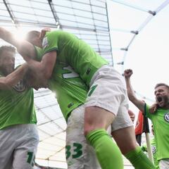 Sin Chicharito, el Bayer se deja remontar un 2-0
