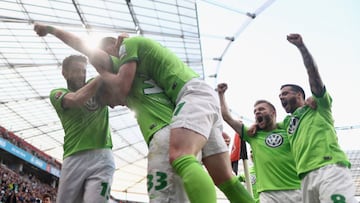 Futbolistas del Wolfsburgo celebran uno de los tres tantos anotados por Mario Gómez.
