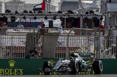Hamilton takes Abu Dhabi pole ahead of title challenger Rosberg