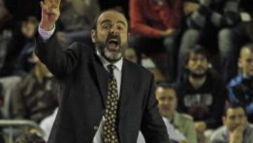 Trifón Poch, durante un partido en su etapa como técnico del Fuenlabrada.