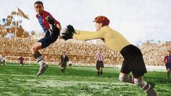 Samitier, con la camiseta del Barcelona, disputando un balón durante un partido.