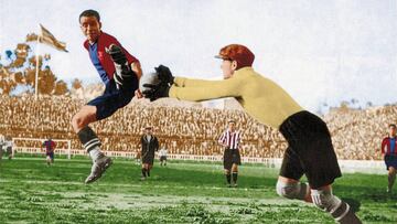 Samitier, con la camiseta del Barcelona, disputando un balón durante un partido.