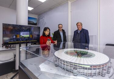 Lay Hoon observa la maqueta del Nou Mestalla que está en el Área Afición del Valencia CF, donde se puede visitar desde hoy viernes 10 de enero. 
