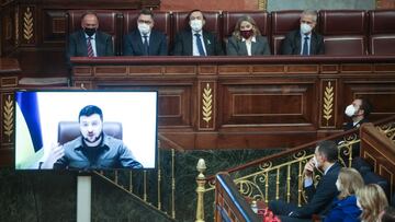 El presidente de Ucrania, Volodímir Zelenski, interviene telemáticamente en el hemiciclo del Congreso de los Diputados.