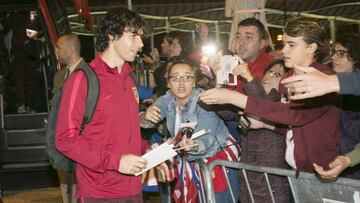 Tiago, con aficionados del Atlético en Castellón en 2016.