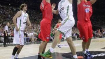 <b>EN EL AIRE. </b>Reyes y San Emeterio pugnan por el balón con Jankunas, ante la mirada de Jasaitis.