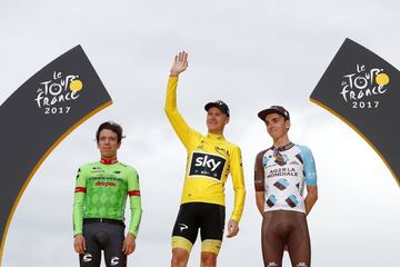 Paris (France), 23/07/2017.- (L-R) Second placed Cannondale Drapac Professional Cycling Team rider Rigoberto Uran of Colombia, winner Team Sky rider Christopher Froome of Great Britain and third placed AG2R La Mondiale team rider Romain Bardet of France c