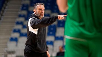 Ibon Navarro, dando instrucciones en un entrenamiento.