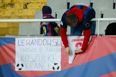 El partido entre el Barcelona y el Osasuna fue suspendido por el fallecimiento del médico del equipo, Carles Miñarro. La noticia se supo minutos antes del encuentro, y fue el mismo presidente del Barça, Joan Laporta, el que bajó al vestuario para comunicar a los jugadores que el partido no se disputaría.