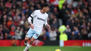 Manchester (United Kingdom), 04/02/2024.- Edson Alvarez of West Ham in action during the English Premier League match between Manchester United and West Ham United in Manchester, Britain, 04 February 2024. (Reino Unido) EFE/EPA/ADAM VAUGHAN EDITORIAL USE ONLY. No use with unauthorized audio, video, data, fixture lists, club/league logos, 'live' services or NFTs. Online in-match use limited to 120 images, no video emulation. No use in betting, games or single club/league/player publications.
