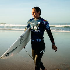 Siete tornillos en la cabeza de la bicampeona mundial de surf: se asfixiaba