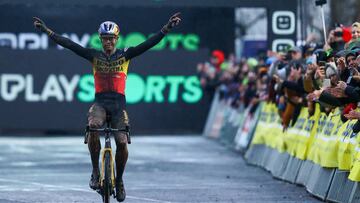 Van Aert alza los brazos en señal de triunfo en el Superprestige de Gullegem.