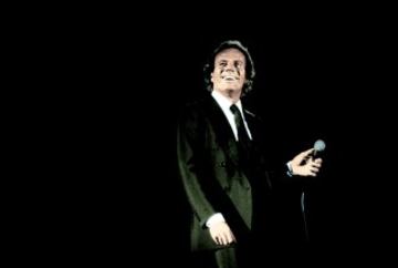 Julio Iglesias, que jugó en las categorías inferiores del Madrid, cantó en el estadio en el que pudo haber hecho historia defendiendo su portería