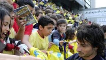 <b>ÍDOLO. </b>Toedtli firmó varias camisetas de los niños que acudieron al entrenamiento del Cádiz.