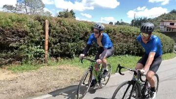 Rigo y James montando bici