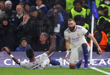 0-2. Karim Benzema celebra el segundo gol con Vinicius Junior.