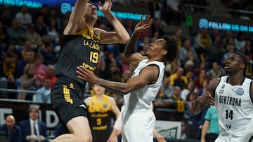 GRAFCAN7297. SANTA CRUZ DE TENERIFE, 09/04/2025.- El ala-pívot de La Laguna Tenerife Tim Abromaitis (c) ante el pívot del Derthona Basket Paul Biligha (i) durante el primer partido del playoff de cuartos de final de la Basketball Champions League (BCL) que se disputó este miércoles en el pabellón Santiago Martín de La Laguna (Tenerife) . EFE/ Ramón De La Rocha