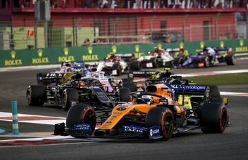 Carlos Sainz delante de un grupo de coches en Abu Dhabi.