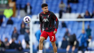 Liverpool (United Kingdom), 24/04/2024.- Luis Diaz of Liverpool warms up before the English Premier League soccer match of Everton FC against Liverpool FC, in Liverpool, Britain, 24 April 2024. (Reino Unido) EFE/EPA/ADAM VAUGHAN EDITORIAL USE ONLY. No use with unauthorized audio, video, data, fixture lists, club/league logos, 'live' services or NFTs. Online in-match use limited to 120 images, no video emulation. No use in betting, games or single club/league/player publications.
