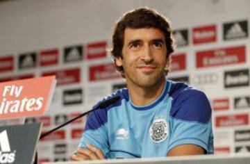 Rueda de prensa de Raúl en el estadio Santiago Bernabeu.