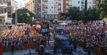 Valencia streets packed as fans celebrate with Copa del Rey winning team