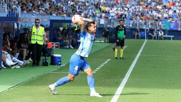 Luis Hernández sacando de banda.