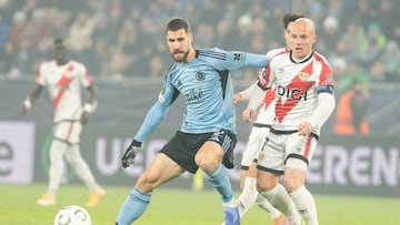 Bratislava (Slovakia (Slovak Republic)), 27/11/2025.- Kenan Bajric (L) of Bratislava in action against Isi Palazon (R) of Vallecano during the UEFA Conference League league phase match between SK Slovan Bratislava and Rayo Vallecano in Bratislava, 27 November 2025. (Eslovaquia) EFE/EPA/JOZEF JAKUBCO