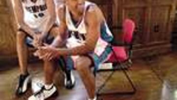 BUEN AMBIENTE. Pau Gasol y Shane Battier departen con sus compañeros a la espera de la foto oficial.