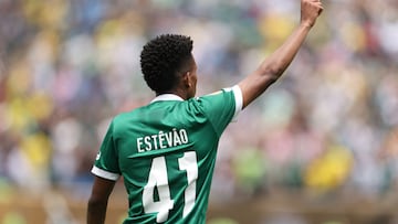 PHILADELPHIA, PENNSYLVANIA - JUNE 28: Estevao #41 of Palmeiras gestures during the FIFA Club World Cup 2025 round of 16 match between SE Palmeiras and Botafogo FR at Lincoln Financial Field on June 28, 2025 in Philadelphia, Pennsylvania. Francois Nel/Getty Images/AFP (Photo by Francois Nel / GETTY IMAGES NORTH AMERICA / Getty Images via AFP)