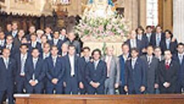 <b>OFRENDA</b>. El Albacete celebró la permanencia.