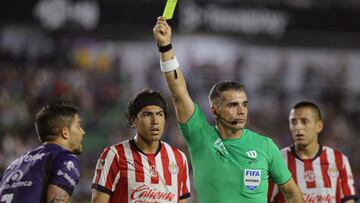 Referee Fernando Hernandez shows yellow card to Luis Amarilla of Mazatlan during the 15th round match between Mazatlan FC and Guadalajara as part of the Liga BBVA MX, Torneo Clausura 2025 at El Encanto Stadium, on April 11, 2025 in Mazatlan, Sinaloa, Mexico.
