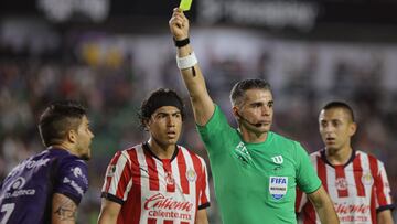 Referee Fernando Hernandez shows yellow card to Luis Amarilla of Mazatlan during the 15th round match between Mazatlan FC and Guadalajara as part of the Liga BBVA MX, Torneo Clausura 2025 at El Encanto Stadium, on April 11, 2025 in Mazatlan, Sinaloa, Mexico.