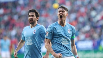 Jorgen Strand Larsen celebra con Luca de la Torre uno de los goles anotados por el Celta contra Osasuna en El Sadar.