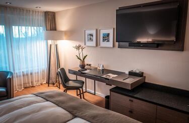 Lujosas habitaciones y suites en el edificio principal y el anexo. Todas las habitaciones se caracterizan por líneas claras, un ambiente confortable con un diseño moderno.
 