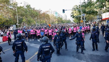 MADRID, 16/09/2025.- Agentes de la Policía Nacional y miembros de seguridad tratan de contener a aficionados del Olympique de Marsella a su llegada al estadio Santiago Bernabéu antes del partido de la primera jornada de la Liga de Campeones entre Real Madrid y Olympique de Marsella, este martes en Madrid. EFE/ Rodrigo Jiménez