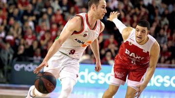 GRAF5439. MANRESA (BARCELONA), 06/01/2019.- El jugador del Kirolbet Baskonia Marcelino Huertas (i), y el jugador Gabriel Lundberg (d) del Baxi Manresa, durante el partido de la Liga Endesa que se disputa en el Pavell&oacute; Nou Congost de Manresa.- EFE/Susanna S&aacute;ez