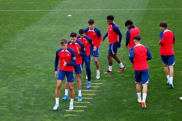 Llorente, Correa y Giménez con canteranos.